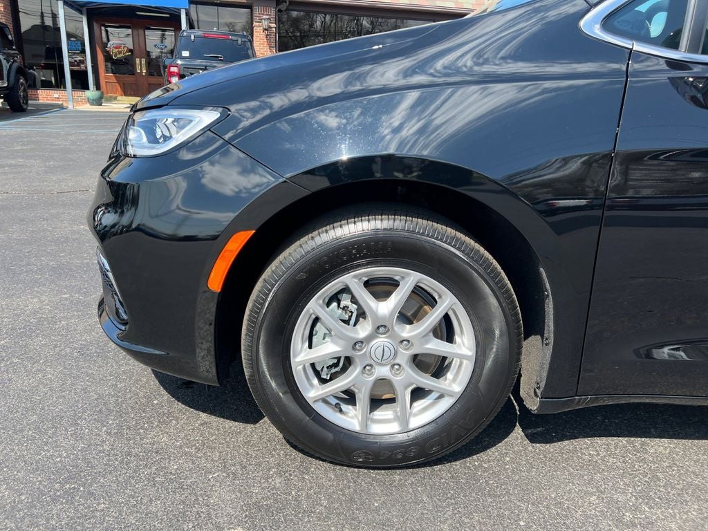 2025 Chrysler Pacifica Select