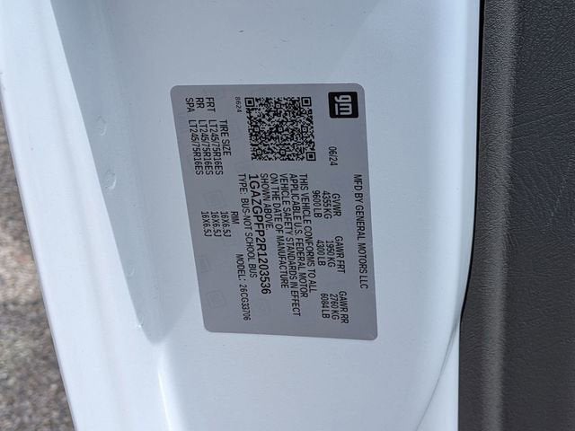 2024 Chevrolet Express Passenger 3500 1LT