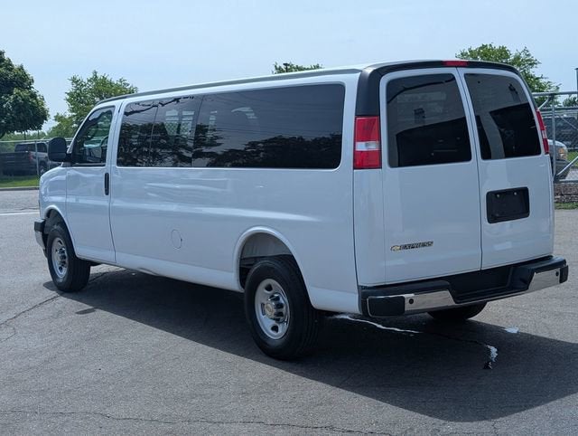 2025 Chevrolet Express Passenger 1LT