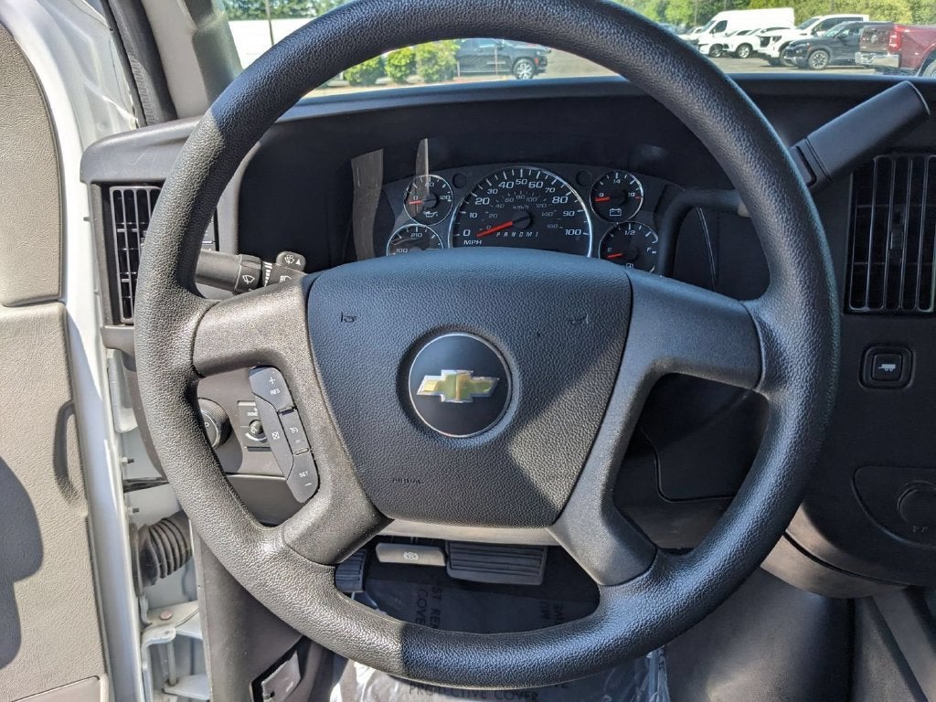 2025 Chevrolet Express Passenger 1LT