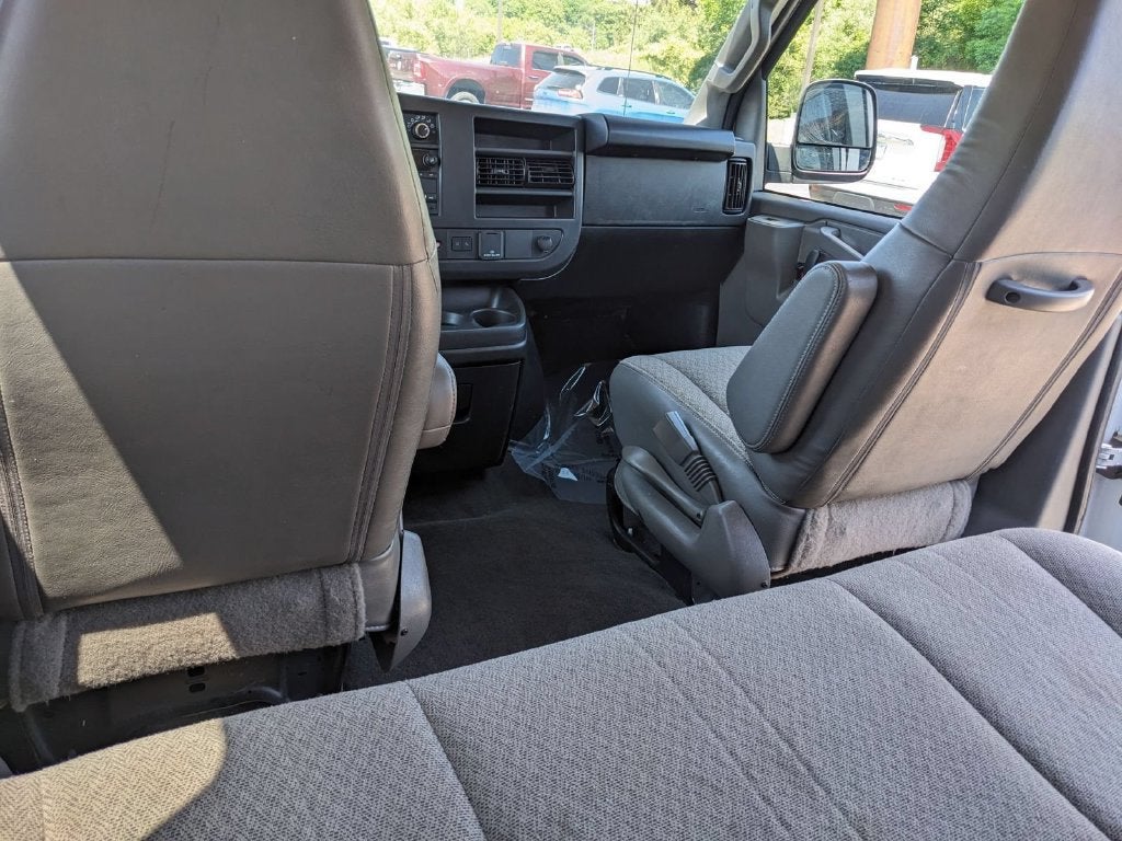 2025 Chevrolet Express Passenger 1LT