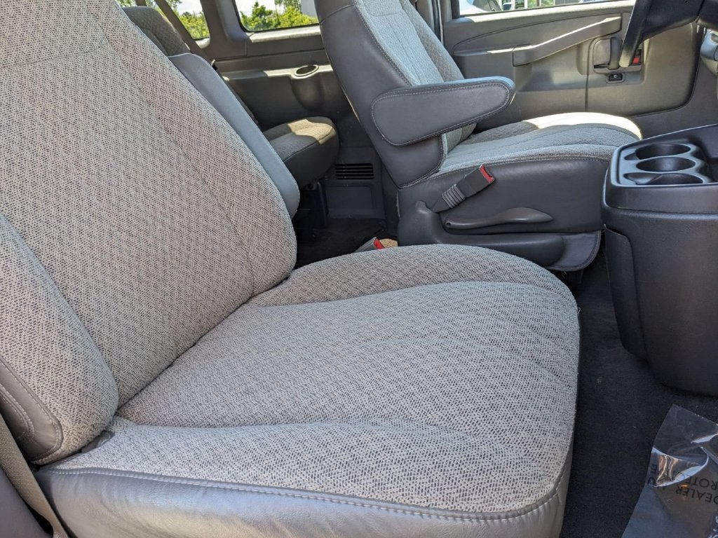 2025 Chevrolet Express Passenger 1LT